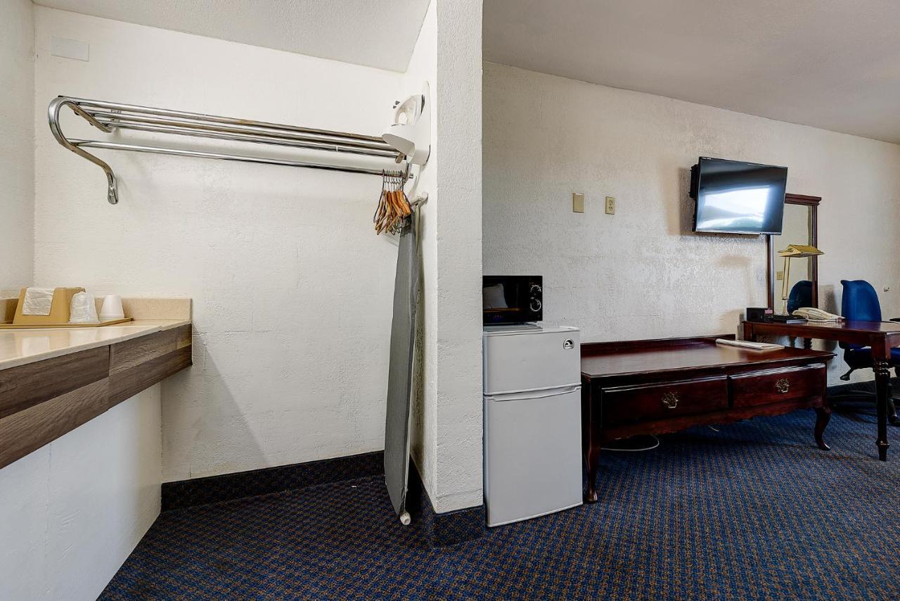 Guest Inn ロジャース エクステリア 写真